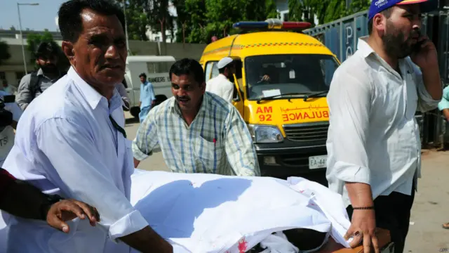 په کراچۍ ښار کې د جمعې په ورځ یوه چاودنه وشوه چې لږ ترلږه څلور کسان په کې ووژل شول او ګڼ نور ټپیان شول. تر دې یوه ورځ مخکې هم په کراچۍ کې ځانمرګی برید شوی و چې د یوه پخواني پولیس افسر په ګډون څلور کسان په کې ووژل شول.