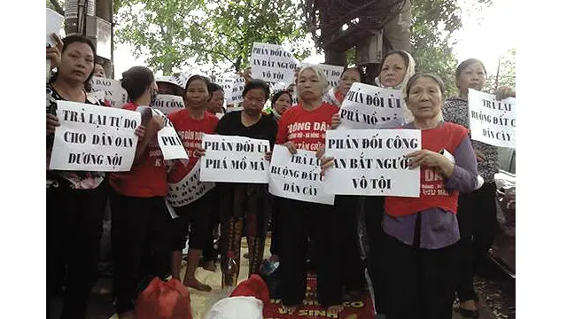 Bà Cấn Thị Thêu nói gia đình bà "nhận tiền ủng hộ để mua gạo san sẻ cho những người đi khiếu kiện"