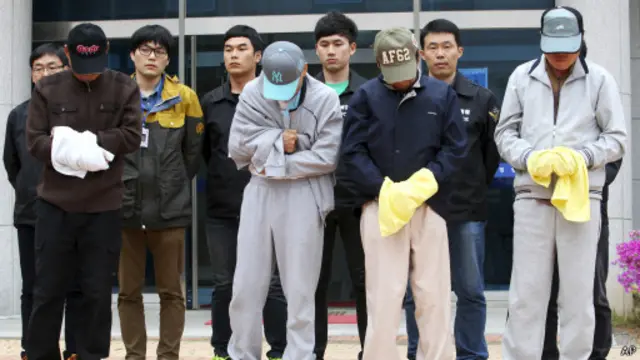 Арестованные в субботу члены команды парома "Севол"