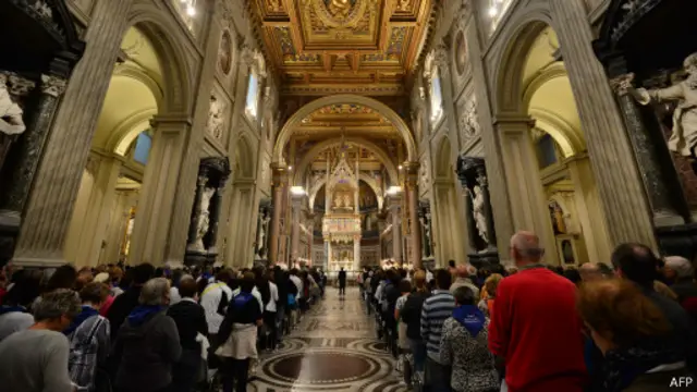 Служба в Базилике святого Иоанна в Ватикане накануне канонизации.