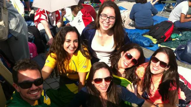 Brasileiros no Vaticano no dia 26 de abril de 2014 | Foto: Luís Barrucho / BBC Brasil