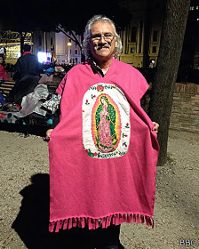 Fiel mexicano con poncho de la Virgen de Guadalupe