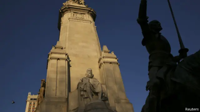 Статуя Сервантеса рядом со статуей Дон Кихота