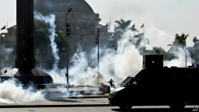 مرسی کے اسلام پسند حامی صدر کی حیثیت سے ان از سر نو بحالی کے لیے مسلسل مظاہرے کر رہے ہیں جبکہ ان کے خلاف سختی کے ساتھ کام لیا جا رہا ہے