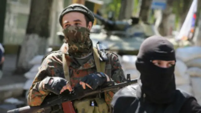 रविवार को एक मास्क पहने बंदूकधारी ने इन्हें, मीडिया के सामने प्रस्तुत किया.