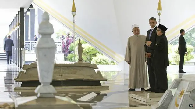 मलेशियाई मस्ज़िद में ओबामा 