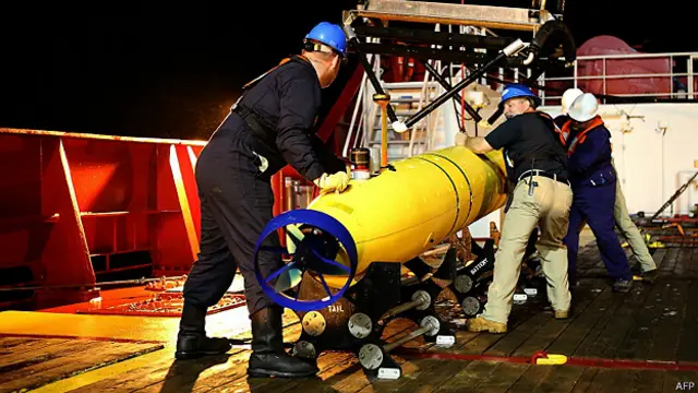 蓝鳍-21型无人潜艇上水(17/4/2014)