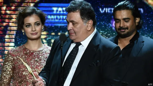 اپنے زمانے کے معروف ہیرو رشی کپور کو منفی کردار نبھانے کے لیے ایوارڈ سے نوازا گیا