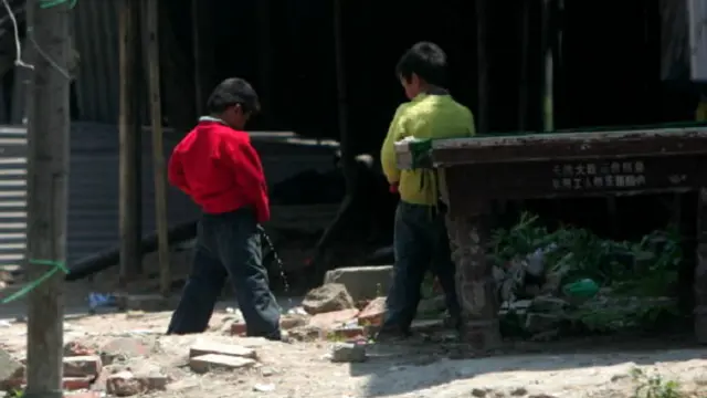 चीन, खुले में पेशाब करते बच्चे