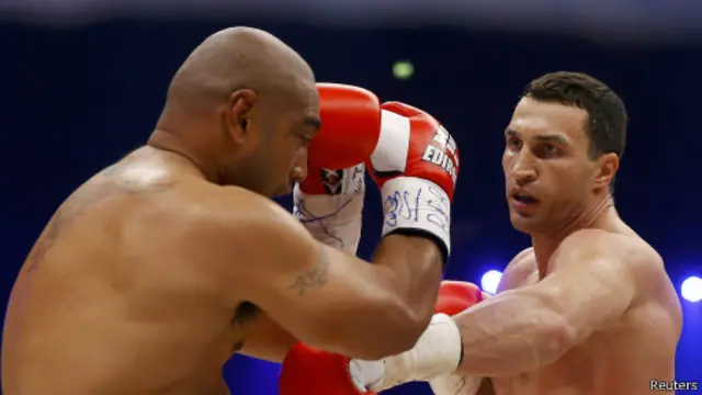 Кличко и Леапаи на ринге