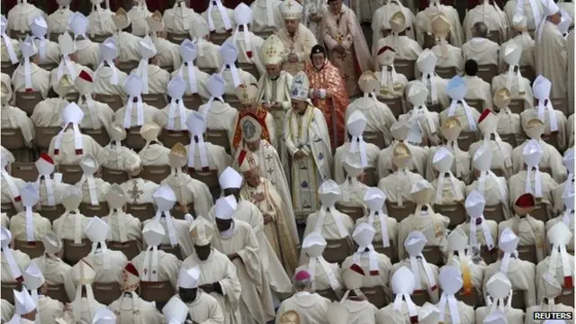 حشد من الكرادلة