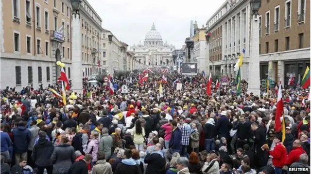 جموع ممن يحضرون الاحتفال