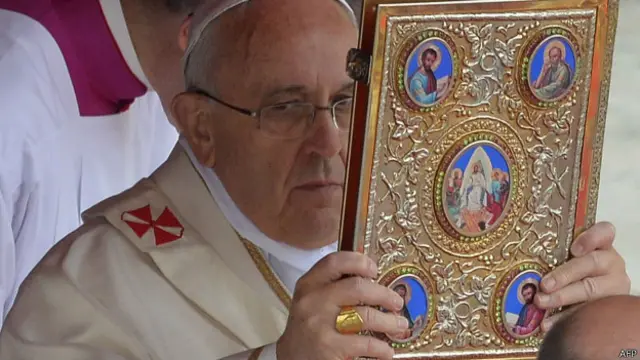 Papa Francisco santifica papas João Paulo 2 e João 23. Foto: AFP