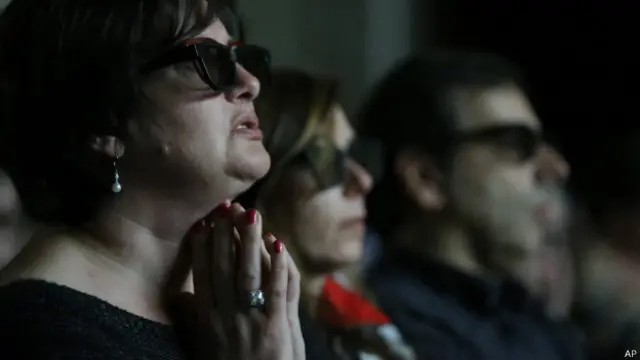 Pessoas acompanham canonização no cinema em Bergamo, na Itália. Foto: AP
