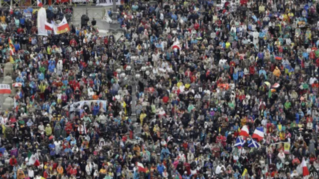 حدود یک میلیون نفر در میدان سنت پیتر برای مراسم حضور داشتند