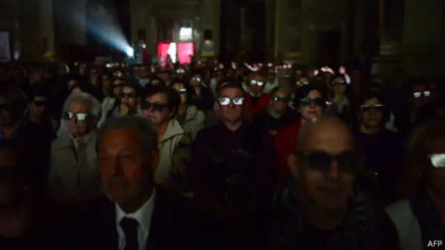 مردم در کلیسایی در میلان با عینک‌های مخصوص مراسم را بصورت سه‌بعدی تماشا می‌کنند