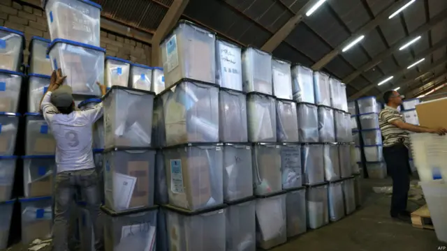 موظف يجمع صناديق الاقتراع