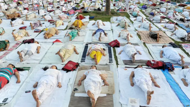 یوگا کلاس کا انعقاد بھارتیہ یوگ سنستھان ایسوسی ایشن نے کیا تھا۔مغرب میں لوگ عام طور پر جسے یوگا سمجھتے ہیں وہ سخت جسمانی ورزش ہے۔ اس میں جسمانی اور ذہنی قوت میں اضافے پر زور ہوتا ہے۔