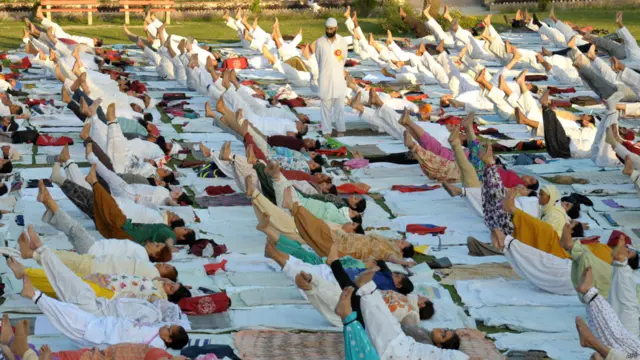 ہندوستان کی قدم ترین اور کلاسکی زبانوں میں سے ایک سنسکرت زبان میں یوگا کا مطلب’نظم و ضبط‘ ہے۔یوگا کی جڑیں ہندو مذہبی روایات میں پیوست ہیں۔