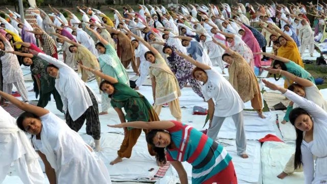 یوگا ہزاروں برس سے انسانوں میں مقبول رہا ہے۔یوگا کی کلاس میں بیشتر لوگوں کو اس بات کی فکر رہتی ہے کہ کیا وہ صحیح طریقے سے سانس لے رہے ہیں یا کہ ان کے پیر صحیح سمت میں ہیں؟ بھارت کے علاوہ یوگا دنیا کے کئی ممالک میں مقبول ہے۔ پاکستان کے دارالحکومت اسلام آباد میں واقع ایک یوگا سینٹر کو گذشتہ ماہ نامعلوم افراد نے جلا کر خاکستر کر دیا تھا۔