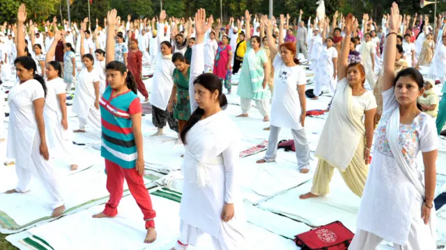  ہندومت کی روایات کے مطابق، یہ ایک جسمانی اور روحانی نظم و ضبط ہے۔ یوگا، ہندو مت، بدھ مت اور جین مت میں دیکھا جاسکتا ہے۔ گذشتہ سال بھارت میں یوگا کے حامیوں نے عدالت سے اسے تعلیمی نصاب کا لازمی حصہ بنانے کی اپیل کی تھی۔