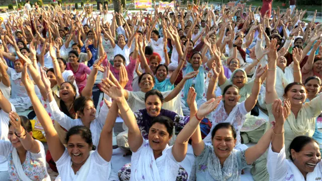 بھارت میں کئی یوگا گروہ ہیں اور یہ عوام میں کافی مقبول ہیں۔ بھارت میں نجی ٹی وی چینلز پر مختلف گرو لوگوں کو یوگا سیکھاتے ہیں۔