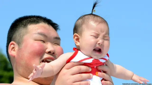 جاپانی کہاوت کے مطابق رونے والے ان بچوں کی آواز سن کر بلائیں دور ہوجاتی ہیں۔