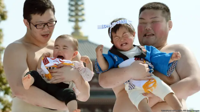 اگر دونوں بچے ایک ساتھ رو پڑیں تو زیادہ زور سے رونے والے بچے کو فاتح قرار دے دیا جاتا ہے۔