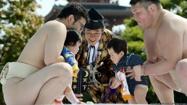 400 سال پرانے اس مقابلے میں جو بچہ پہلے روتا ہے وہ مقابلہ جیت جاتا ہے۔ مقابلہ جاپان کے شہر ٹوکیو میں بچوں کے قومی دن پر منقعد ہوتا ہے۔