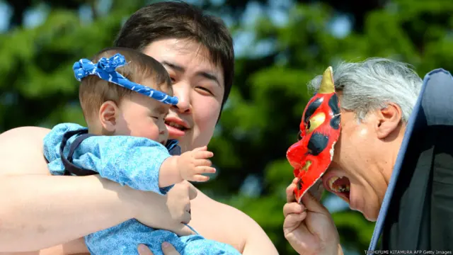 اگر سومو پہلوان بچے کو رلانے کی کوشش میں ناکام ہو جائے تو اسے ڈراونے ماسک پہن کر رلانے کی کوشش کی جاتی ہے۔