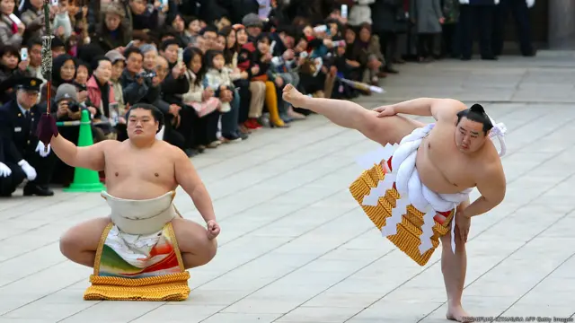 سومو پہلوانوں کو جاپان میں قومی ہیروز کا درجہ دیا جاتا ہے اور یہ ملک کے بیشتر قومی دنوں پر عوامی تقریبات میں شرکت کرتے ہیں۔