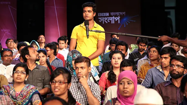 প্রশ্ন করছেন একজন দর্শক