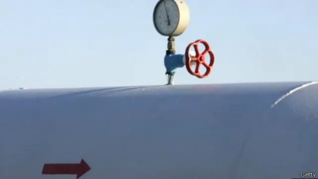 بدأت شركة أر دبلو إي الألمانية للطاقة في إبريل/نيسان مد كييف بشحنات من الغاز عبر بولندا