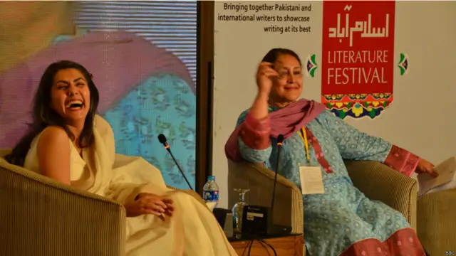 صحافی اور سماجی کارکن جگنو محسن (دائیں) نے بے نظیر بھٹو کے بارے میں انھی کے انداز میں سنایا جس سے تمام ہال زعفران زار ہو گیا۔