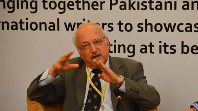 مشہور ماہرِ لسانیات ڈاکٹر طارق رحمٰن اپنی کتاب کی تقریبِ رونمائی میں کتاب کے بارے میں بات کرتے ہوئے۔