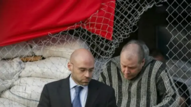 یرغمال بنائے جانے والے دیگر سات مبصرین کو اتوار کو میڈیا کے سامنے پیش کیا گیا