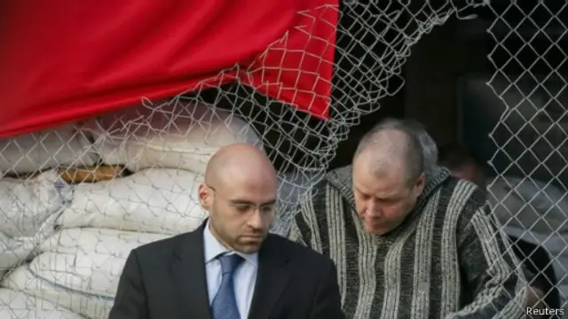 ما زال سبعة من المراقبين الأوروبيين محتجزين لدى المسلحين الانفصاليين. 