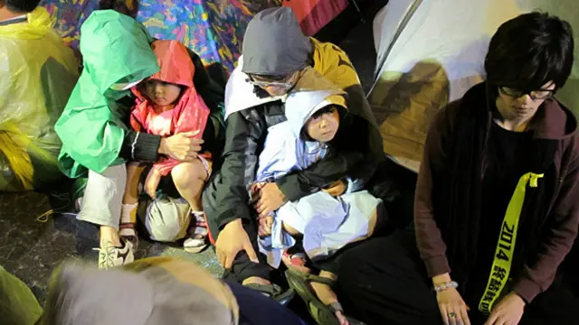 台北忠孝西路反核示威现场示威者在被驱离前一刻（28/4/2014）