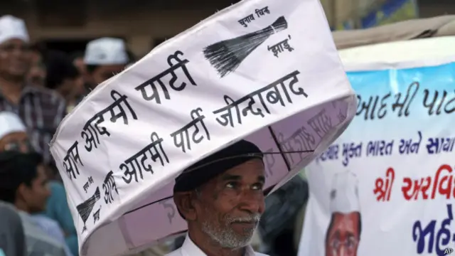 आम आदमी पार्टी की टोपी पहने हुए एक बुज़ुर्ग 