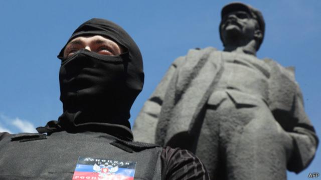 Мужчина в маске в Донецке 27 апреля