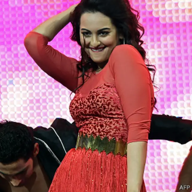 रजनीकांत के साथ फ़िल्म में सोनाक्षी सिन्हा 40 के दशक की लड़की का रोल करेंगीं.