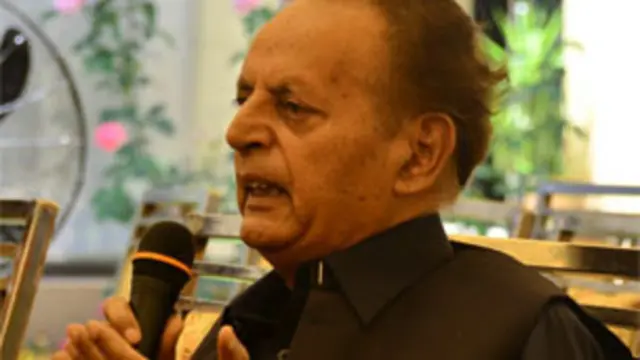 مستنصر حسین تارڑ بیشتر وقت اپنے مداحوں میں گھرے رہے