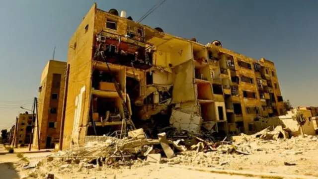 فريق بي بي سي شاهد دمارا مفجعا في حلب سببه القصف الجوي.