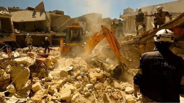 فرق الإنقاذ تواجه صعوبات كبيرة في عملياتها بسبب القصف، ومواجهة الخطر.