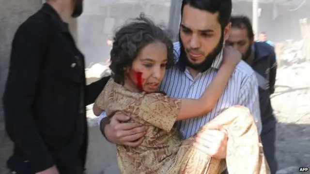 جماعة حقوقية تقول إن نحو 700 مدني قتلوا في حلب خلال الأسابيع الماضية.