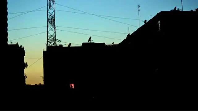 تتواصل المعارك خلال الليل في حلب فلا يشعر السكان بفرق.