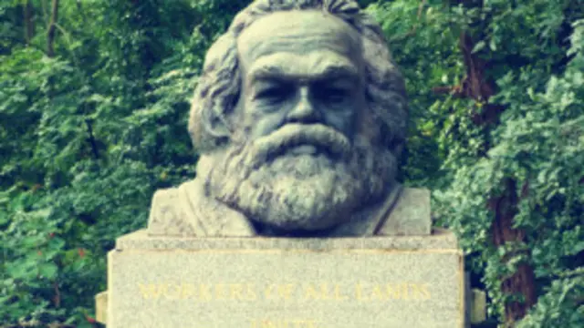 墓园中的马克思头像纪念碑