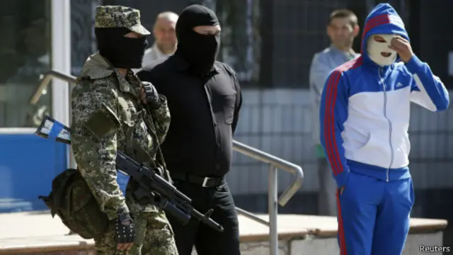 У понеділок у Костянтинівці людьми у камуфляжі був захоплений відділок міліції