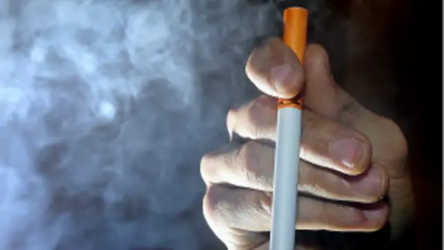 سیگار الکترونیکی که بخار آب تولید می کند