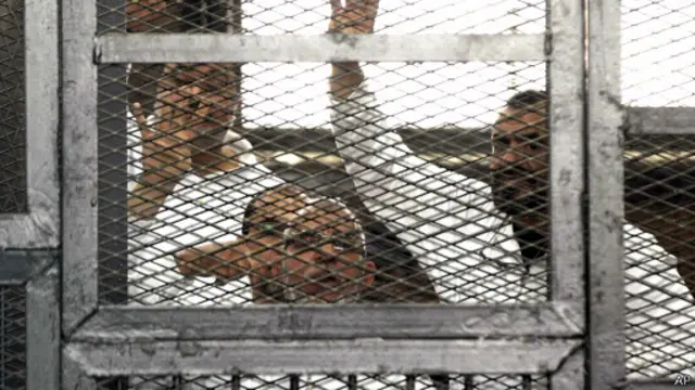 Мохаммед Бади в клетке в зале суда